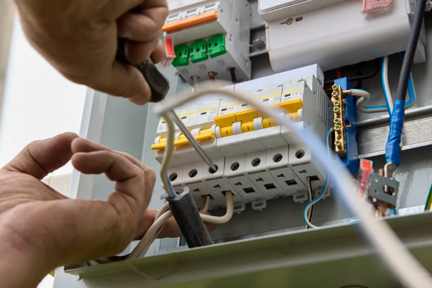 Wymiana i przegląd instalacji elektrycznej – dlaczego to takie ważne?